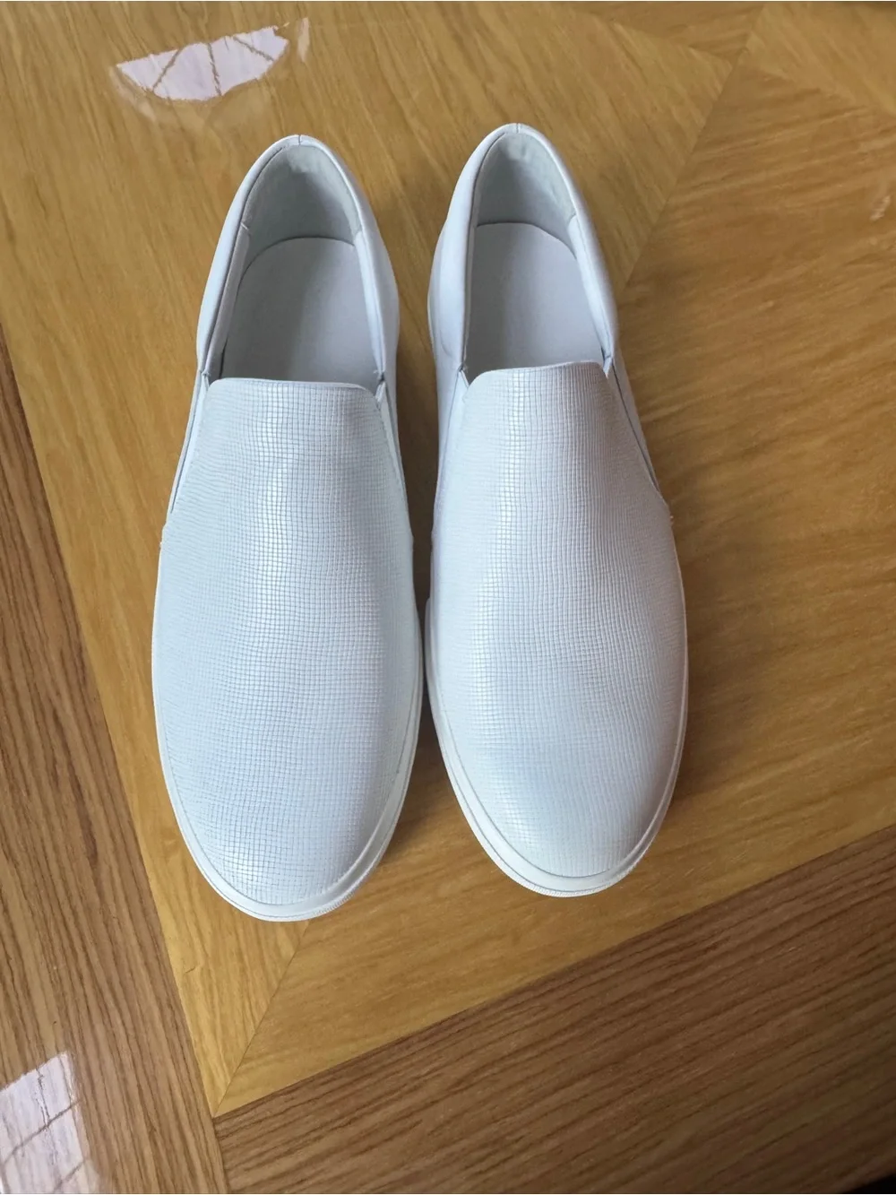Vince White Leather Slip-On Sneakers Men’s Size 11M Textured Casual Shoes NWOT